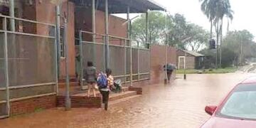 Complicaciones en calles terradas de Puerto Iguazú por las lluvias intensas.
