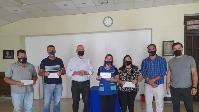 Alcides Calvo e intregrantes de su equipo en María Juana junto a Sandra Gaido e instituciones locales