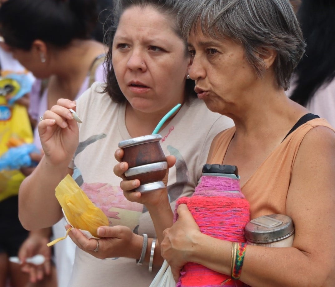 El público degusta y opina, en el Festival y Concurso del Tamal que se realiza en Jujuy cada comienzo de año.