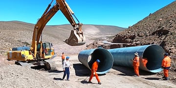 En Ronqui Angosto (Jujuy) los equipos trabajaron en el movimiento de suelos para conformar un nuevo terraplén que posibilite restaurar la traza de la ruta 52.
