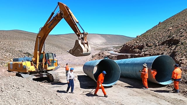 En Ronqui Angosto (Jujuy) los equipos trabajaron en el movimiento de suelos para conformar un nuevo terraplén que posibilite restaurar la traza de la ruta 52.