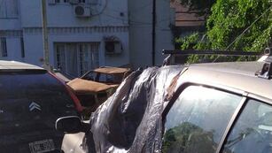 La víctima fue baleada en el pasaje Muñiz al 1200 para robarle su Renault Clio.