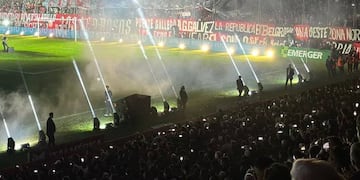 El narcotraficante fue dibujado en la bandera desplegada durante el homenaje a Maxi Rodríguez.