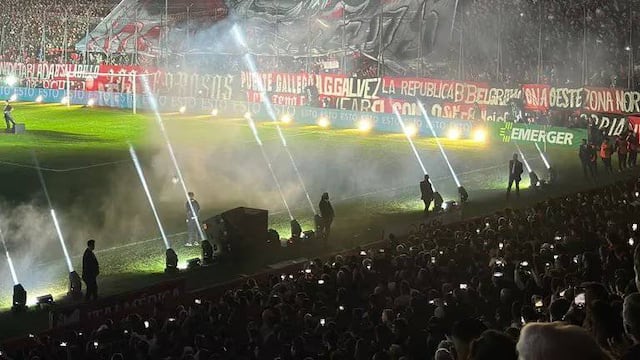 El narcotraficante fue dibujado en la bandera desplegada durante el homenaje a Maxi Rodríguez.