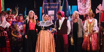 La pareja seleccionada se llevó medallas conmemorativas tras el show en el escenario mayor.