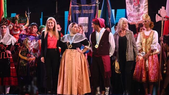 La pareja seleccionada se llevó medallas conmemorativas tras el show en el escenario mayor.