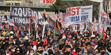 Organizaciones sociales marchan por el Puente Pueyrredón hacia el Centro porteño.