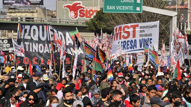 Organizaciones sociales marchan por el Puente Pueyrredón hacia el Centro porteño.