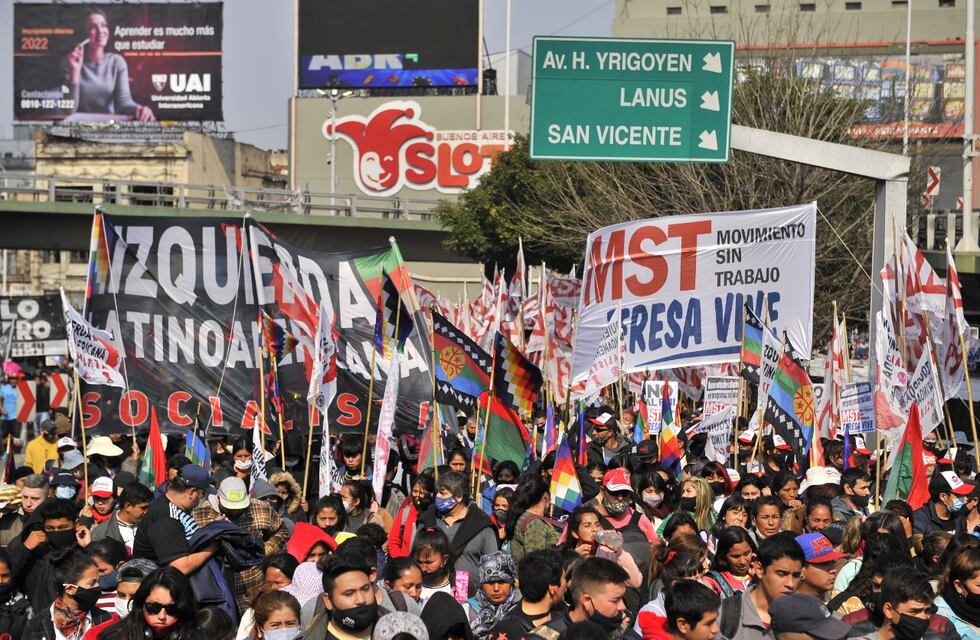Una masiva marcha de organizaciones sociales generó un caos de tránsito en el Centro porteño