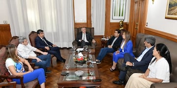 Jaldo se reunió con diputados y senadores del oficialismo para analizar el DNU del presidente Javier Milei
