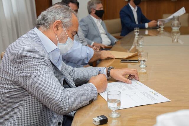 Representantes de la empresa Paolini Hermanos firmaron la adjudicación de los trabajos que demandarán una inversión que superará los $2.100 millones. Gentileza Gobierno de Mendoza