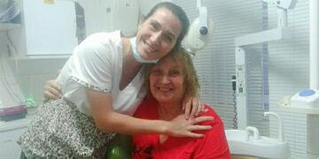 Odontóloga Nadya Vagetti con una paciente.