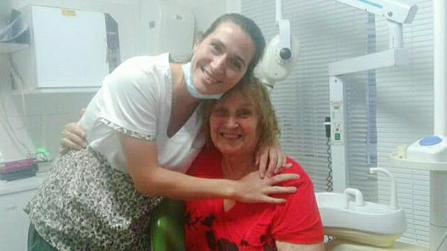 Odontóloga Nadya Vagetti con una paciente.