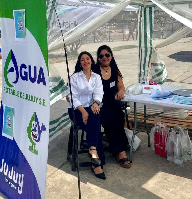 La ingeniera Luciana Pizarro y la profesora Karen Ale, en el espacio de Agua Potable de Jujuy en el proyecto "Punto de promoción y contribución al autocuidado y el bienestar integral".