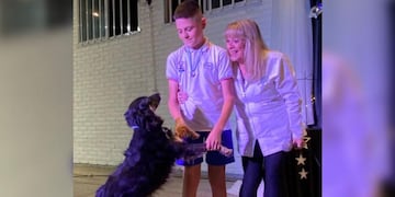 Negrita, la perra que terminó la primaria en Córdoba.