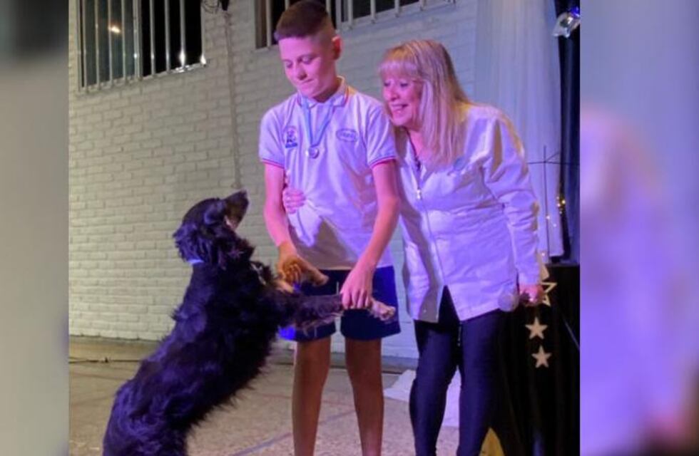 “Negrita”, la perra que recibió una medalla por terminar el primario en Córdoba y se hizo viral