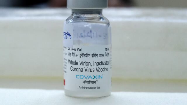 Un vial de la vacuna Covaxin.