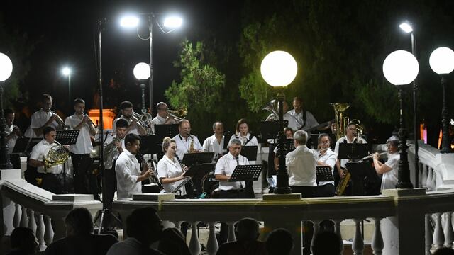 Retreta de la Banda Municipal de Música en la Plaza 25 de Mayo