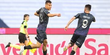 Carlos Auzqui y Michael Santos festejan después de la excelente jugada que terminó con el 1-0 para Talleres.
