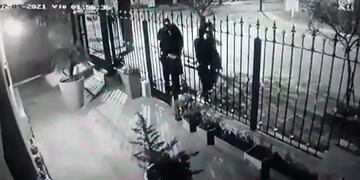 Así asaltaron a un vecino en barrio Los Gigantes. (@leoguevara80)