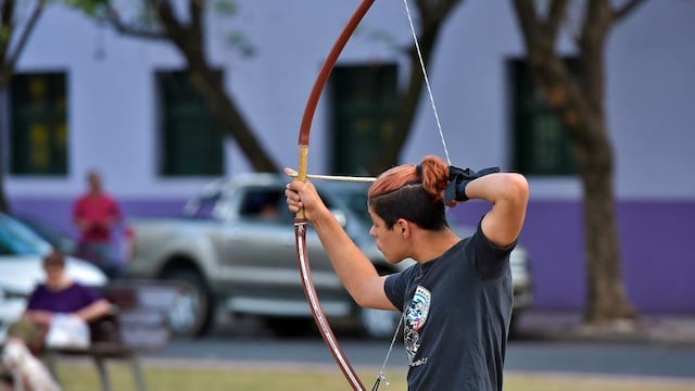 Joven practicando arquería.