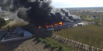 Videos del impresionante incendio en una fábrica de plásticos en San Rafael