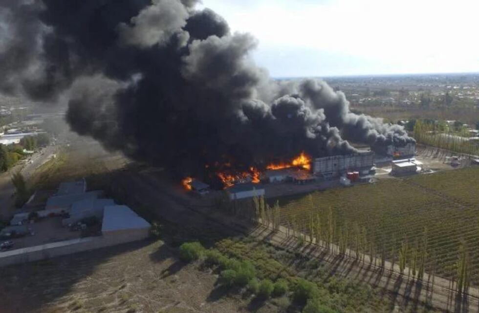 Videos del impresionante incendio en una fábrica de plásticos en San Rafael