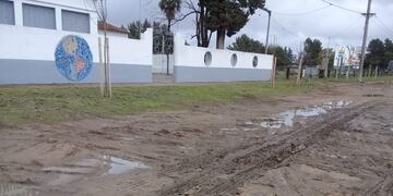 Frente al Jardín de Infantes de la Escuela Nº 18, se rompió la calle para abastecer de agua y cloacas, a un nuevo predio que fue loteado, luego de los trabajos, la calle nunca se arregló.