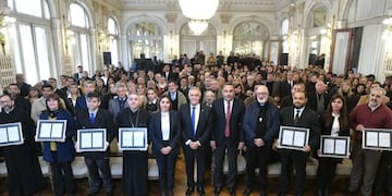 Jaldo promulgó la ley que declara a septiembre Mes de la Biblia en Tucumán.