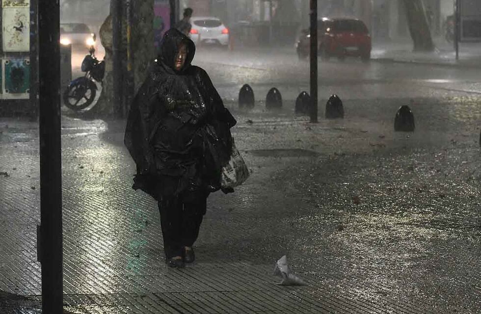 Llegó la tormenta a Pérez y emiten alerta amarilla