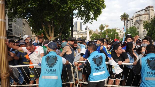 Multitudinaria despedida para el astro argentino en Casa Rosada.