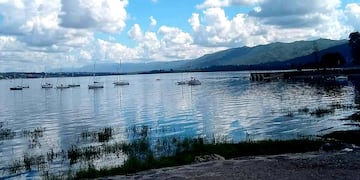 Tarde con nubosidad variable en el cielo de Carlos Paz. Enero 2021.