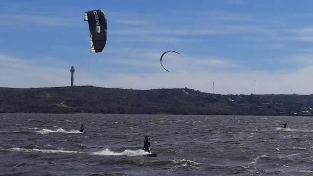 Lago San Roque. Jornada ventosa en Carlos Paz.