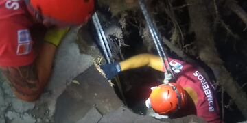 La mujer cayó en el pozo luego de salir a alimentar a su perro. (Foto: Captura de video)