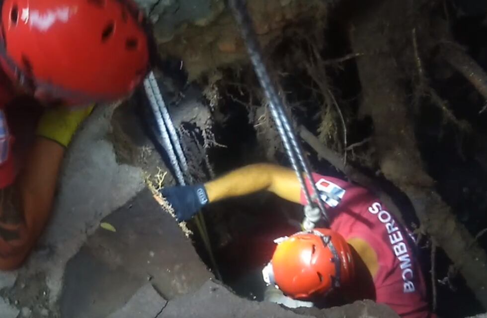 Una mujer cayó en un pozo ciego y bomberos de Córdoba la rescataron