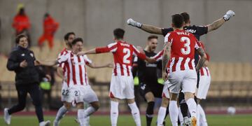 Los jugadores del Athletic celebran la victoria ante el FC Barcelona. EFE/Jose Manuel Vidal.