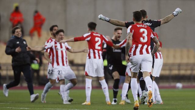 Los jugadores del Athletic celebran la victoria ante el FC Barcelona. EFE/Jose Manuel Vidal.
