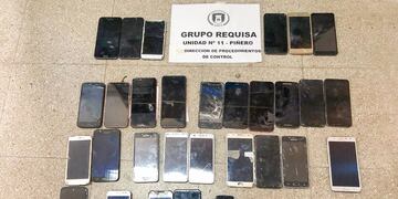 Celulares encontrados en una requisa en el penal de Piñero