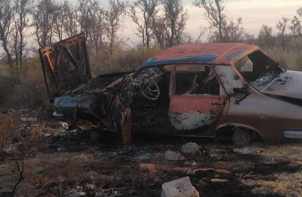 Encontraron el auto robado en General Alvear, estaba quemado en un 90%