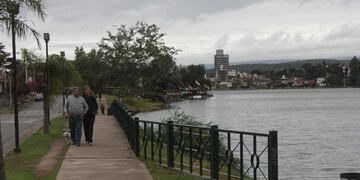 LAGO SAN ROQUE. Parte de la parquización costera de Villa Carlos Paz ya fue cubierta por la crecida del lago (La Voz).