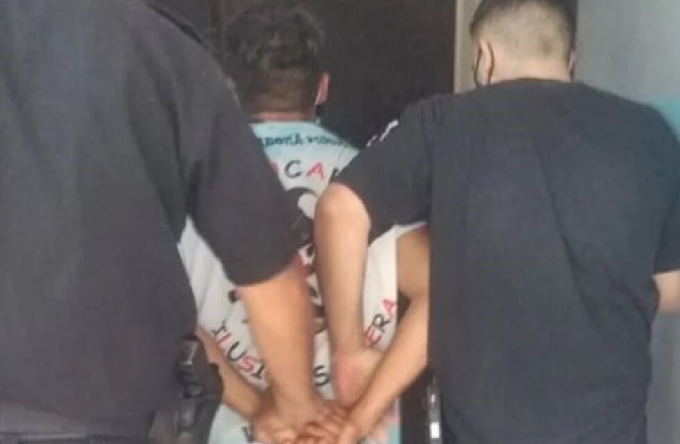 Golpeó salvajemente a una nena de dos años y los presos le arrojaron agua hirviendo