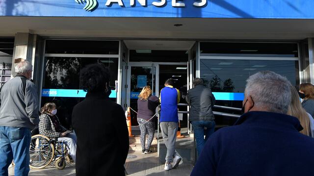 Jubilados y pensionados aguardan para ser atendido en la oficina de ANSES. (Foto: Orlando Pelichotti / Los Andes)