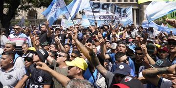 Piqueteros marchan este miércoles contra el DNU del Gobierno de Milei.