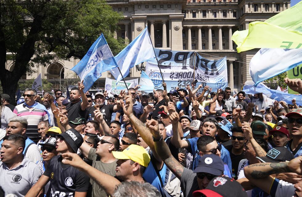 La CGT y piqueteros marcharon a Tribunales con el objetivo de derribar el DNU que impulsó el presidente Milei