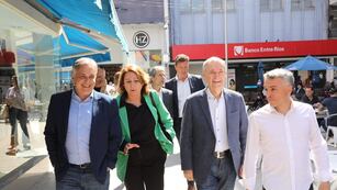 En campaña. Con traje de candidato presidencial, Juan Schiaretti recorrió una empresa en Santa Fe. Lo acompañó el gobernador electo Martín Llaryora.