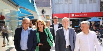 En campaña. Con traje de candidato presidencial, Juan Schiaretti recorrió una empresa en Santa Fe. Lo acompañó el gobernador electo Martín Llaryora.