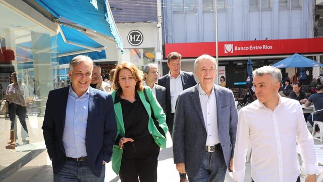 En campaña. Con traje de candidato presidencial, Juan Schiaretti recorrió una empresa en Santa Fe. Lo acompañó el gobernador electo Martín Llaryora.