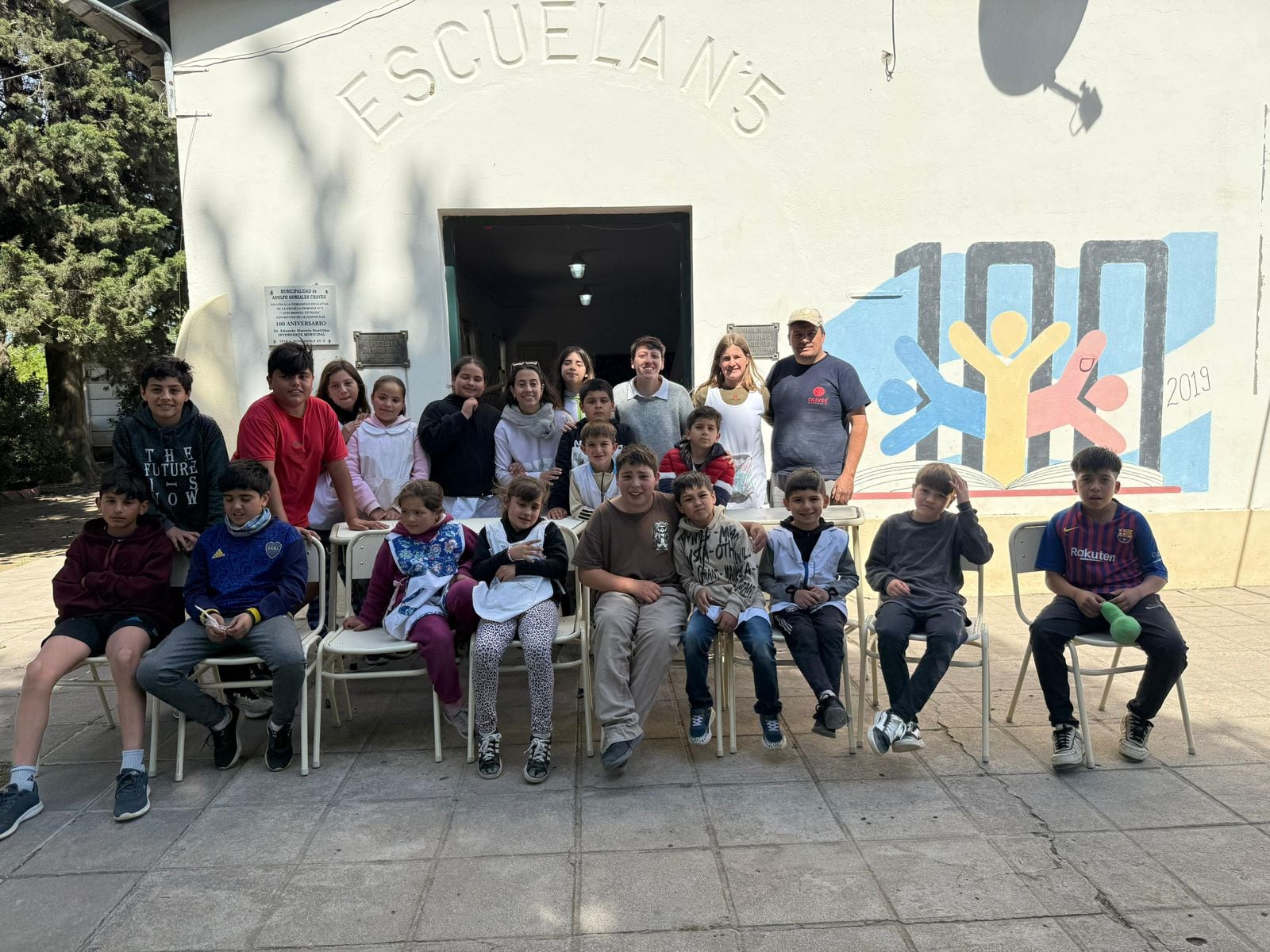 Se entregó nuevo mobiliario escolar en Gonzales Chaves y Juan Eulogio Barra