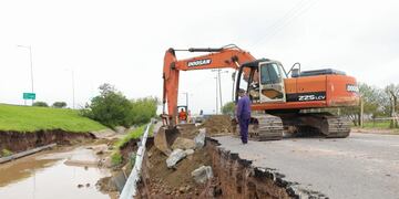 A través de la empresa Caminos de las Sierras, interviene con maquinaria pesada para la reconstrucción de los sectores afectados.