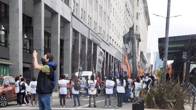 Movimientos sociales marchan en CABA (@solotransito).